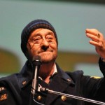 Sconti Feltrinelli:” L’uomo che sussurrava al futuro. Lucio Dalla in 100 pagine”